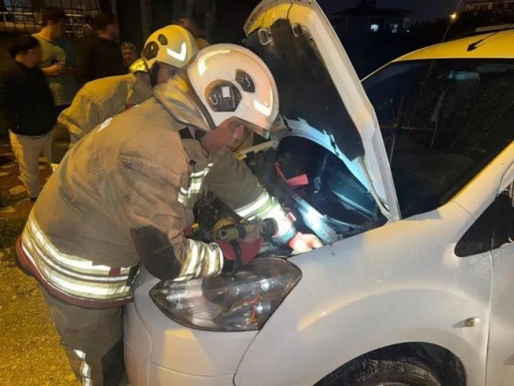 DEFNE’DE ARACIN MOTORUNDA YANGIN ÇIKTI