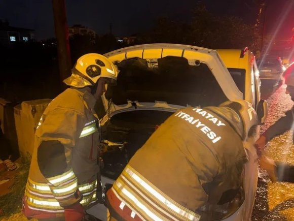 DEFNE’DE ARACIN MOTORUNDA YANGIN ÇIKTI