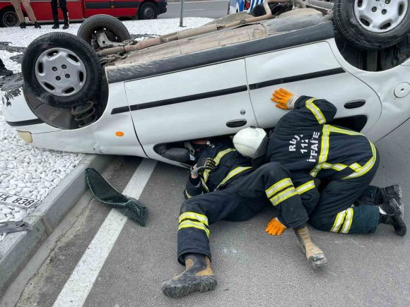 TAKLA ATAN OTOMOBİLDEKİ 2 KİŞİ YARALANDI