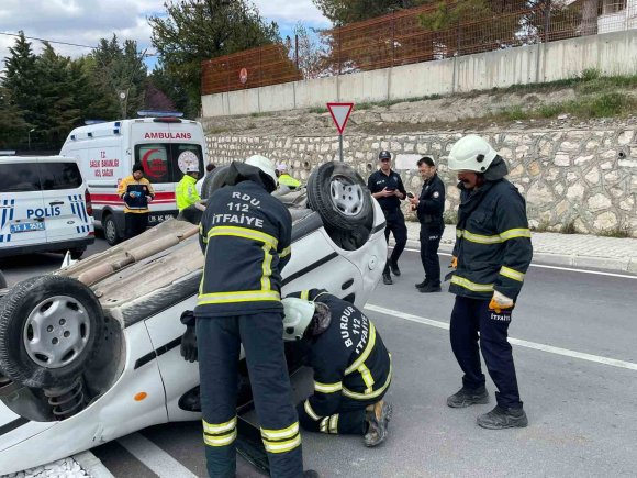 TAKLA ATAN OTOMOBİLDEKİ 2 KİŞİ YARALANDI