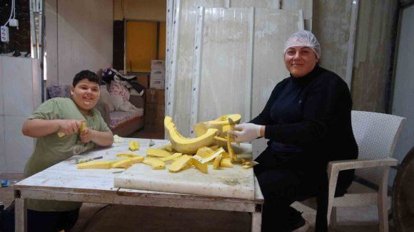 TESCİLLİ LEZZET KABAK TATLISI DEPREMZEDE AİLENİN ELLERİNDE LEZZET BULUYOR
