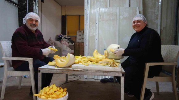 TESCİLLİ LEZZET KABAK TATLISI DEPREMZEDE AİLENİN ELLERİNDE LEZZET BULUYOR