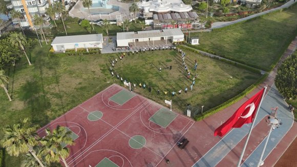 MERSİN SAHİLİNDE SABAH SPORU BULUŞMALARI YOĞUN İLGİ GÖRÜYOR