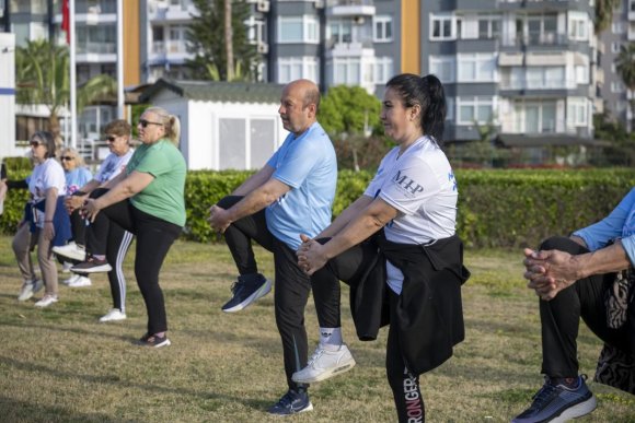 MERSİN SAHİLİNDE SABAH SPORU BULUŞMALARI YOĞUN İLGİ GÖRÜYOR