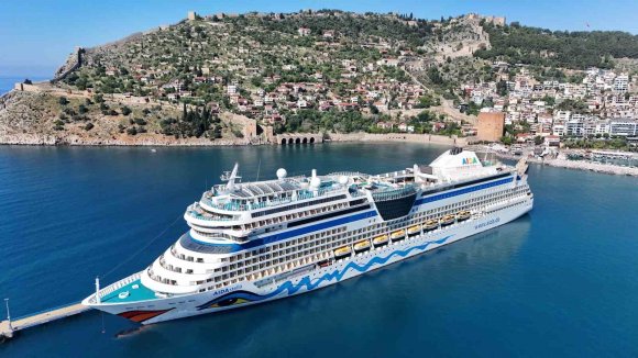 ALANYA’YA LÜKS KRUVAZİYER İLE 2 BİN TURİST GELDİ