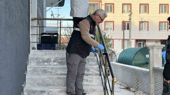 KAPIYI PARÇALAYARAK TAKILMAMIŞ LAVABO BATARYALARINI ÇALDILAR