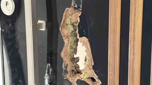 KAPIYI PARÇALAYARAK TAKILMAMIŞ LAVABO BATARYALARINI ÇALDILAR