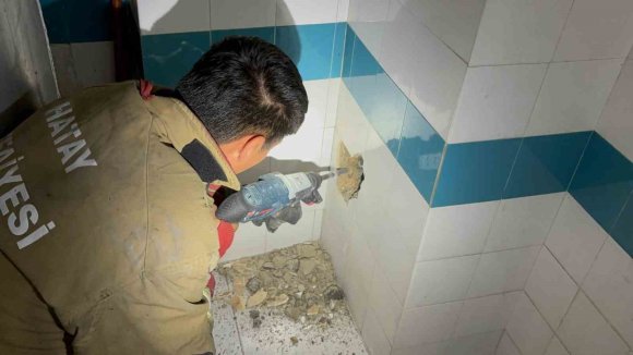 BACADAN DÜŞEREK MAHSUR KALAN YAVRU KEDİ DUVARIN KIRILMASIYLA KURTARILDI