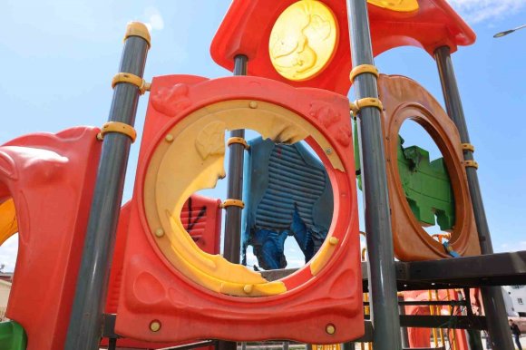 MERSİN’DE ÇOCUK PARKINA ÇİRKİN SALDIRI: OYUN GRUPLARI ATEŞE VERİLDİ