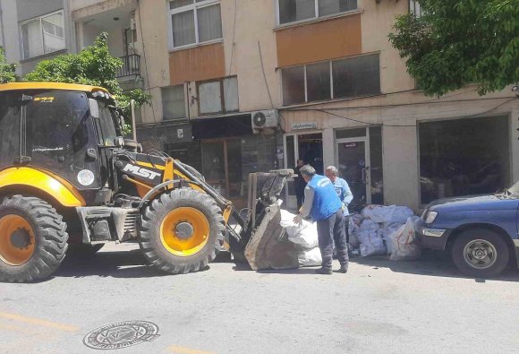 AKDENİZ’DE MOLOZ VE ATIK SEFERBERLİĞİ SÜRÜYOR