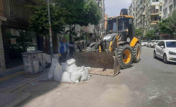 AKDENİZ’DE MOLOZ VE ATIK SEFERBERLİĞİ SÜRÜYOR