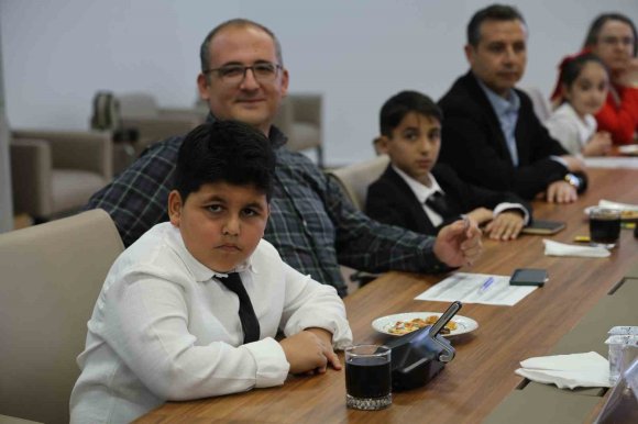 ÜNİVERSİTE SENATOSU 1 GÜNLÜĞÜNE ÇOCUKLARIN OLDU