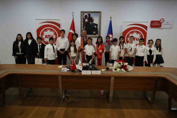 ÜNİVERSİTE SENATOSU 1 GÜNLÜĞÜNE ÇOCUKLARIN OLDU