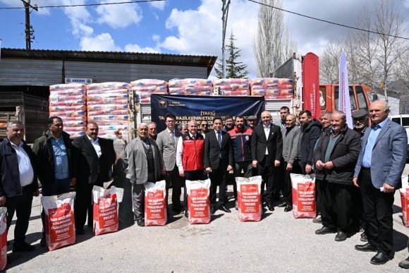 KAHRAMANMARAŞ’TA 320 ÜRETİCİYE 6 BİN KİLOGRAM AYÇİÇEĞİ TOHUMU DAĞITILDI