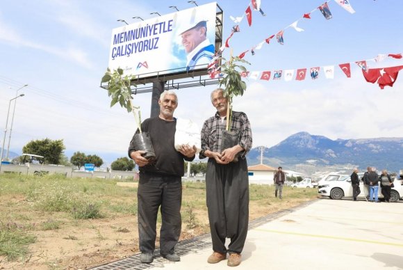 MERSİN’DE ÜRETİCİYE AVOKADO FİDANI VE DESTEK DAĞITIMI