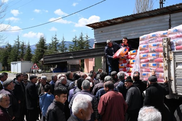 KAHRAMANMARAŞ’TA 320 ÜRETİCİYE 6 BİN KİLOGRAM AYÇİÇEĞİ TOHUMU DAĞITILDI