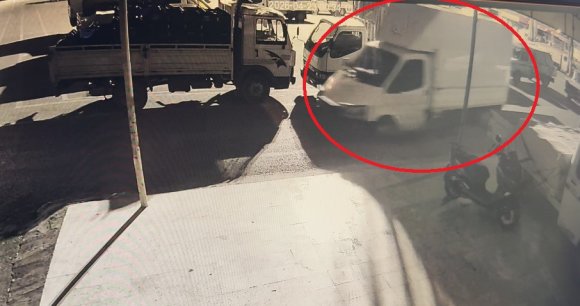 HALDE ANAHTARI ÜZERİNDE BIRAKILAN BİBER YÜKLÜ KAMYONET ÇALINDI