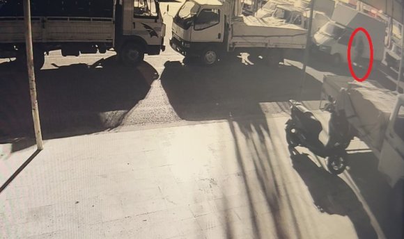 HALDE ANAHTARI ÜZERİNDE BIRAKILAN BİBER YÜKLÜ KAMYONET ÇALINDI