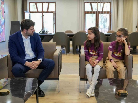 BAŞKAN BOLTAÇ KOLTUĞUNU DEVRETTİ, ÇOCUKLAR TALEPLERİNİ SIRALADI