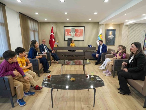 BAŞKAN BOLTAÇ KOLTUĞUNU DEVRETTİ, ÇOCUKLAR TALEPLERİNİ SIRALADI