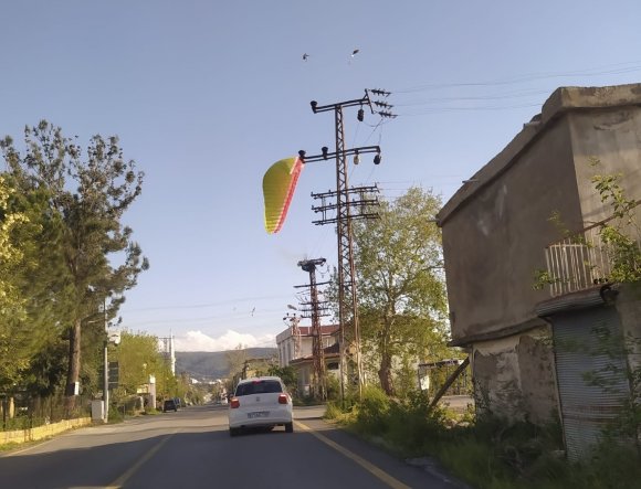 OSMANİYE’DE YAMAÇ PARAŞÜTÜ PİLOTU İNİŞ SIRASINDA ELEKTRİK TELLERİNE TAKILDI