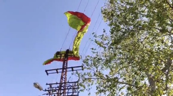 OSMANİYE’DE YAMAÇ PARAŞÜTÜ PİLOTU İNİŞ SIRASINDA ELEKTRİK TELLERİNE TAKILDI