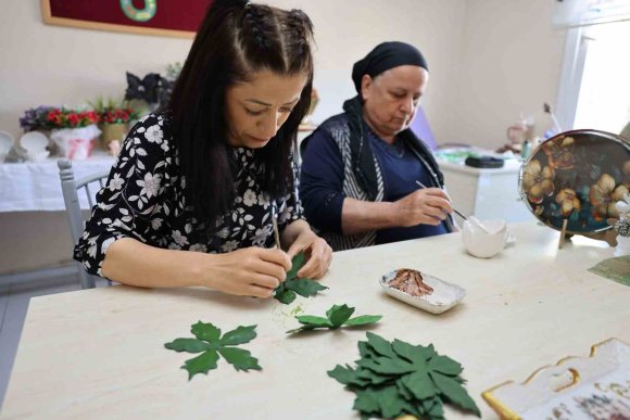 SESSİZLİĞİNİ SANATLA AŞTI: İŞİTME ENGELLİ SİNEM’İN BAŞARI HİKAYESİ