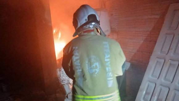 SAMANDAĞ’DA METRUK BİNA YANGINI