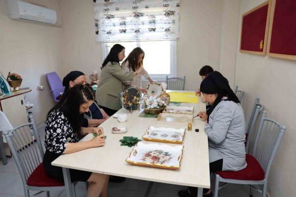 SESSİZLİĞİNİ SANATLA AŞTI: İŞİTME ENGELLİ SİNEM’İN BAŞARI HİKAYESİ