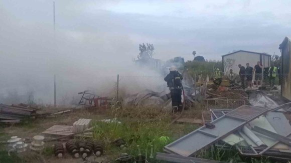 İNŞAAT ŞANTİYESİNDE KONTEYNER YANGINI