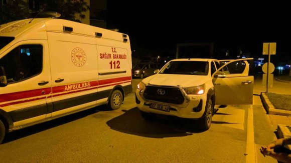 MURATPAŞA’DA OTOMOBİL İLE MOTOSİKLET ÇARPIŞTI: 2 YARALI