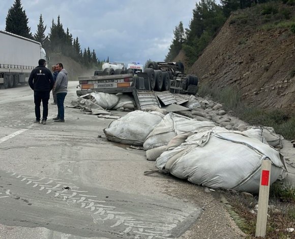 YOLDAN ÇIKAN TIR HURDAYA DÖNDÜ: 1 YARALI