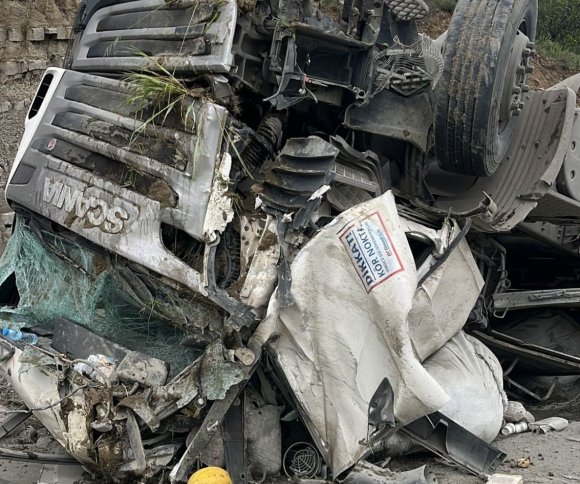 YOLDAN ÇIKAN TIR HURDAYA DÖNDÜ: 1 YARALI