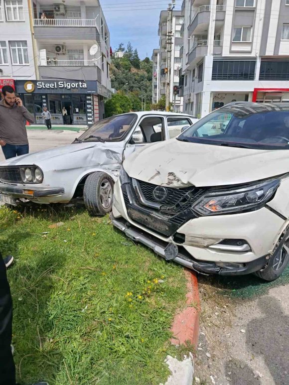 İKİ OTOMOBİLİN ÇARPIŞTIĞI KAZA ANI KAMERADA