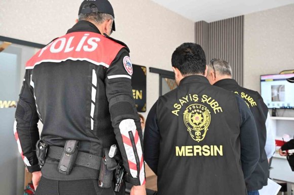 MERSİN’DE GÜNÜ BİRLİK EVLERLE KİRALIK ARAÇLAR DENETLENDİ: 381 BİN TL CEZA