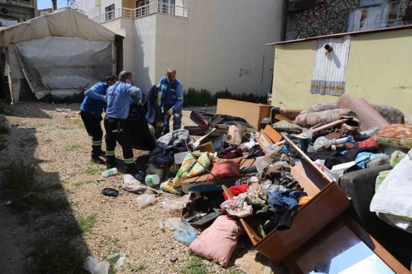 SAHİPLERİNİN YAŞAMINI YİTİRDİĞİ EVDEN BİR KAMYON ÇÖP ÇIKTI