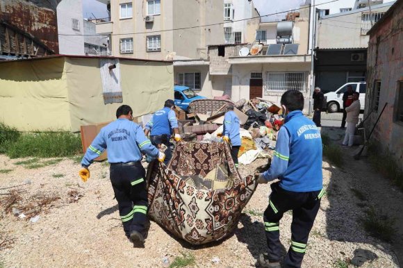 SAHİPLERİNİN YAŞAMINI YİTİRDİĞİ EVDEN BİR KAMYON ÇÖP ÇIKTI