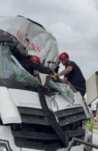 OSMANİYE’DE TIR OSB GİRİŞ KAPISINA ÇARPTI, SÜRÜCÜ KABİNDE SIKIŞTI