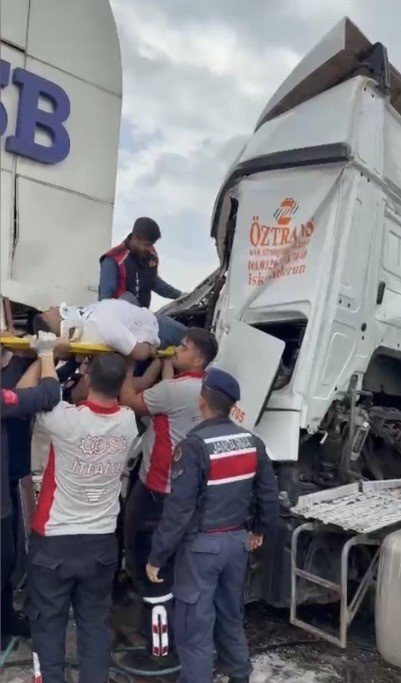 OSMANİYE’DE TIR OSB GİRİŞ KAPISINA ÇARPTI, SÜRÜCÜ KABİNDE SIKIŞTI