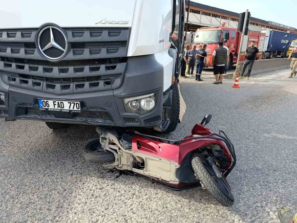 KAMYONUN ALTINDA KALARAK EZİLEN MOTOSİKLETİN SÜRÜCÜSÜ HAYATINI KAYBETTİ