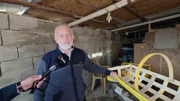 MESLEĞİNE ÖMRÜNÜ ADAYAN TAHTA BEŞİK USTASI, SANATINI YAŞATACAK ÇIRAK BULAMADI