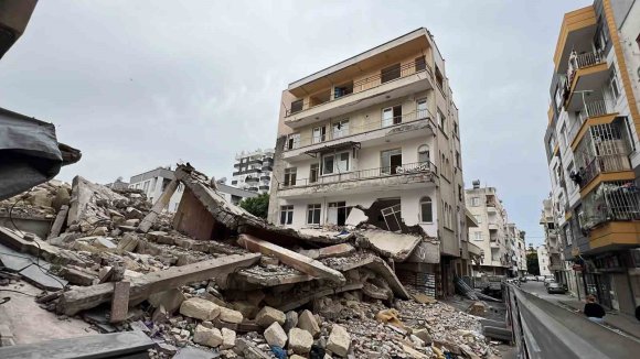 YIKIMDA ZARAR GÖREN BİNANIN SAKİNLERİ: "MÜTEAHHİDE ULAŞAMIYORUZ"