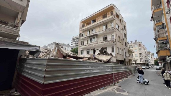 YIKIMDA ZARAR GÖREN BİNANIN SAKİNLERİ: "MÜTEAHHİDE ULAŞAMIYORUZ"