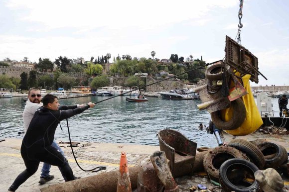 BÜYÜKŞEHİR’DEN YAT LİMANI’NDA DENİZ DİP TEMİZLİĞİ