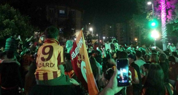 ANTALYA’DA DERBİ GALİBİYETİNİ KUTLAYAN BİR TARAFTAR BIÇAKLA YARALANDI
