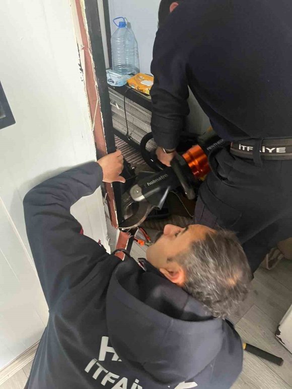 ANTAKYA’DA PROFİL DEMİRİNE SIKIŞAN KUŞ KURTARILDI