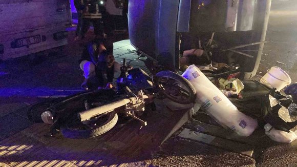 MOTOSİKLETLE ÇARPIŞAN HAFİF TİCARİ ARAÇ DEVRİLDİ: 3 YARALI