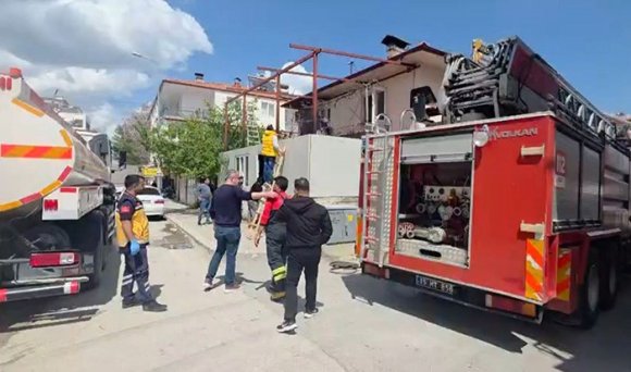 BURDUR’DA EVİN BİTİŞİĞİNDEKİ DEPODA YANGIN KORKUTTU