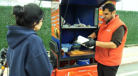 1 METREKARELİK EKMEK TEKNESİYLE NOHUT DÜRÜM LEZZETİNİ VATANDAŞIN AYAĞINA GÖTÜRÜYOR