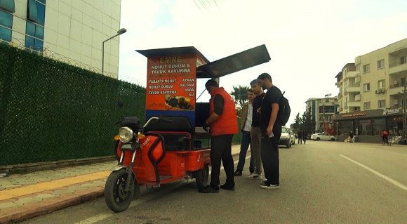 1 METREKARELİK EKMEK TEKNESİYLE NOHUT DÜRÜM LEZZETİNİ VATANDAŞIN AYAĞINA GÖTÜRÜYOR